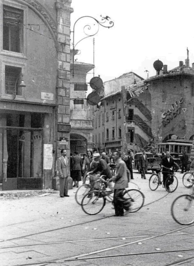 la casa dove c'è il bar roversi viene centrata da una bomba purtroppo ci saranno vittime.. tutto a 2 passi dalla Garisenda