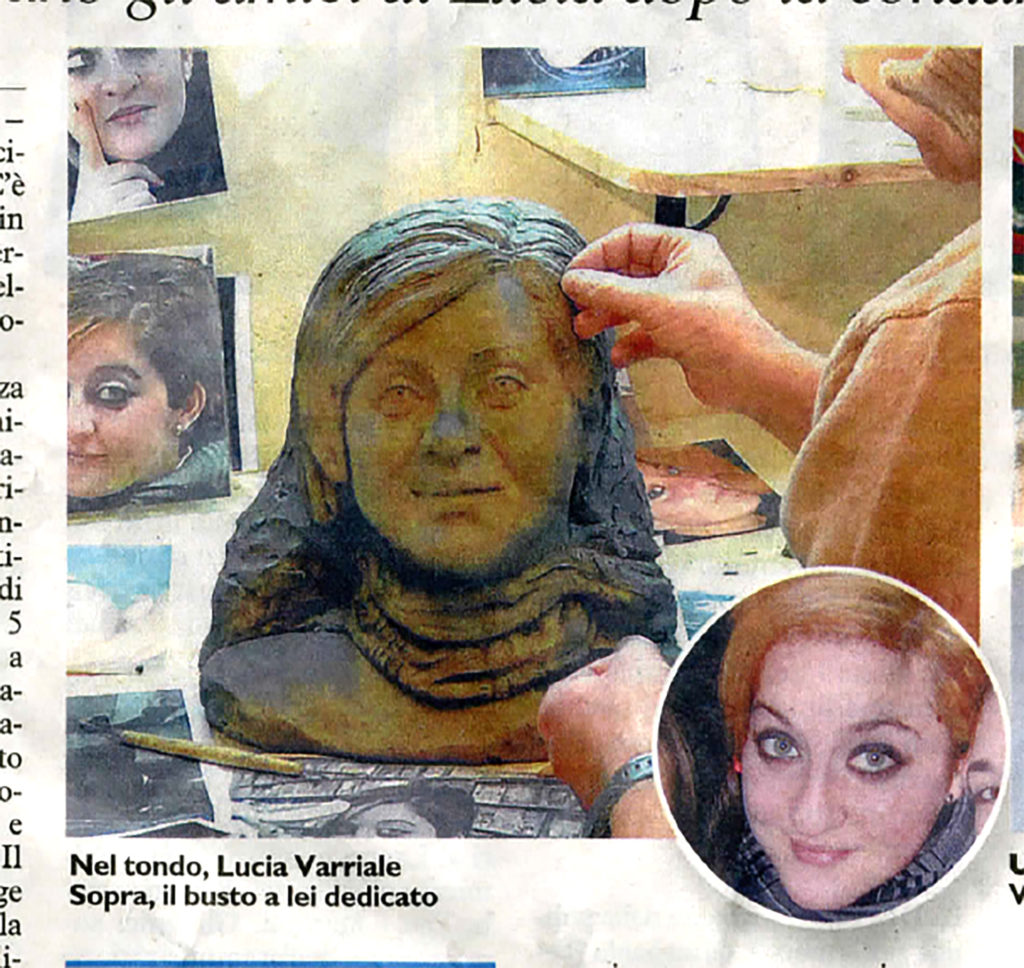 Riutaglio di Giornale . Ritratto di Lucia Varriale in fase di esecuzione con l'argilla