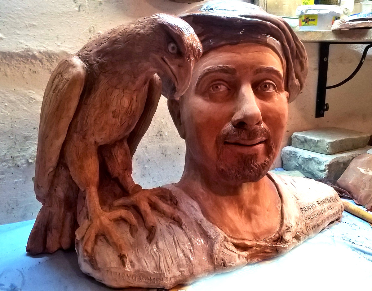 falconiere con poiana in scultura
