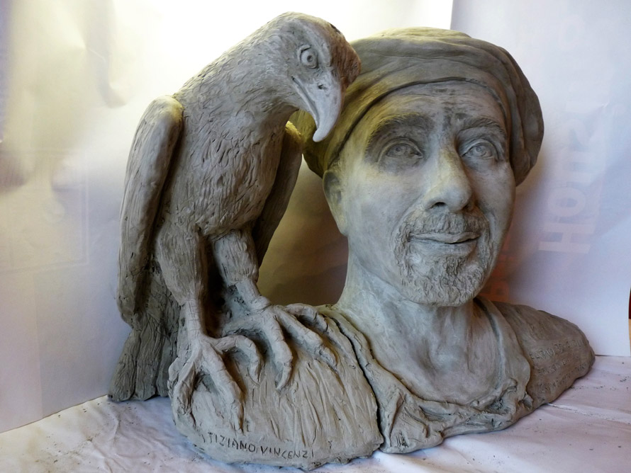 scultura con aquila uccello rapace